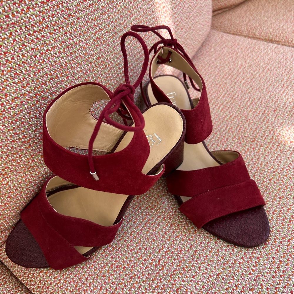 EXCELLENT CONDITION FRANCO SARTO SUEDE PUMPS . color is Burgundy!